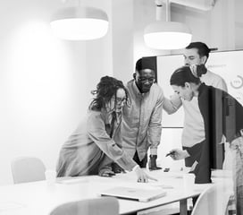 Groupe de personne autour d'une table discutant d'un projet de plan marketing