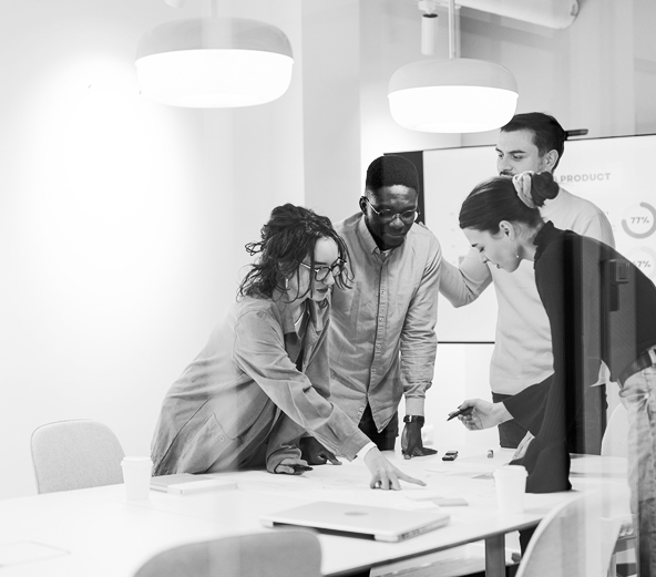 Groupe de personne autour d'une table discutant d'un projet de plan marketing