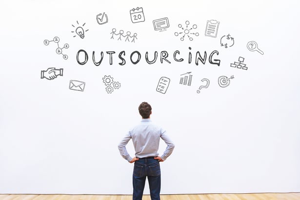 outsourcing-sous-traiter-marketing-digital-recruter-collaborateur